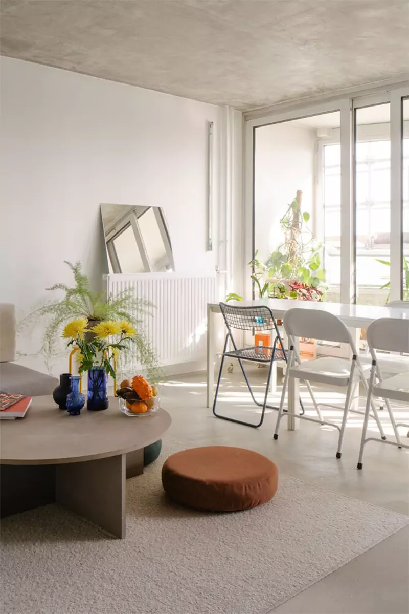 Аскетичный интерьер компактной квартиры с необычным зонированием — проект студии Hyper и Саймона Генри