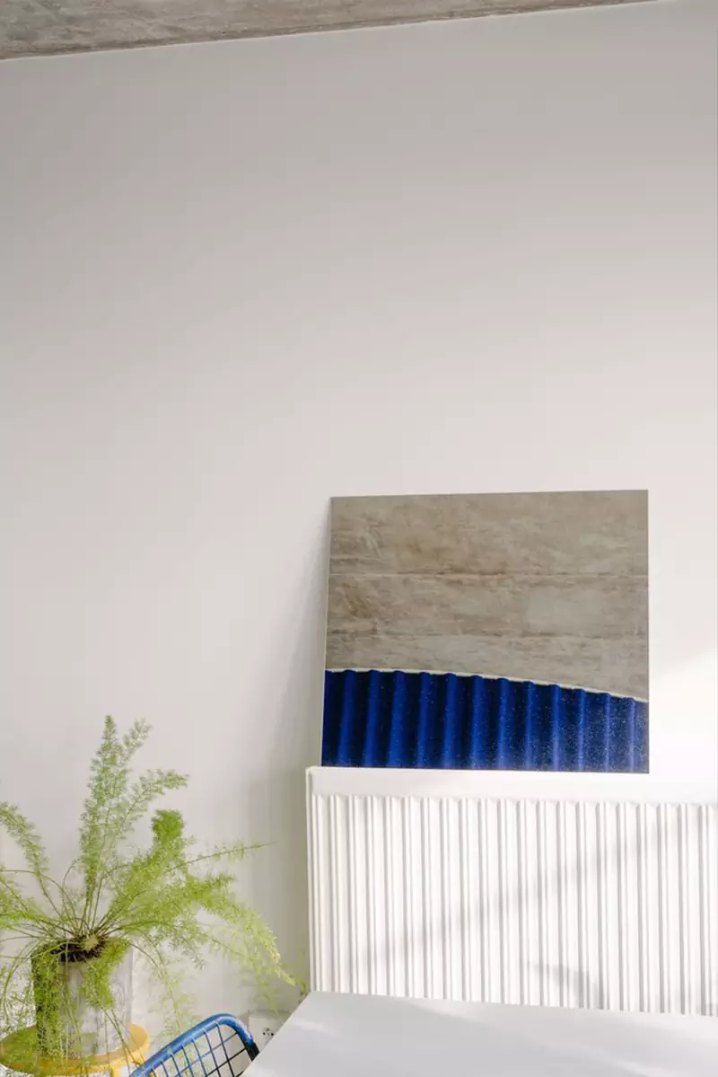 Аскетичный интерьер компактной квартиры с необычным зонированием — проект студии Hyper и Саймона Генри