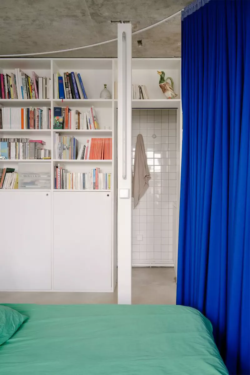 Аскетичный интерьер компактной квартиры с необычным зонированием — проект студии Hyper и Саймона Генри