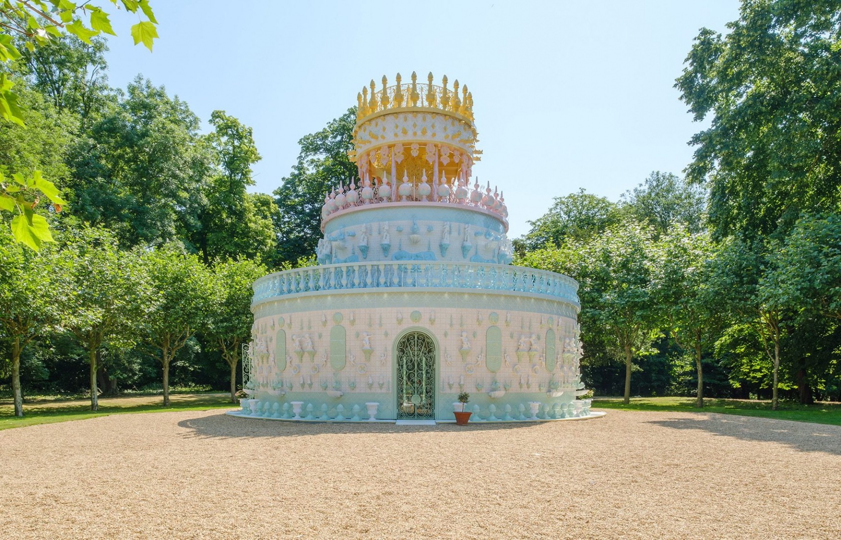 Жоана Вашконселуш создала павильон в виде свадебного торта