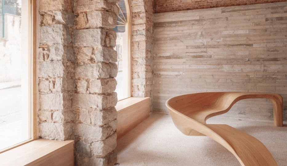 Архитектор Амелия Тавелла сделала бесконечную изогнутую скамью