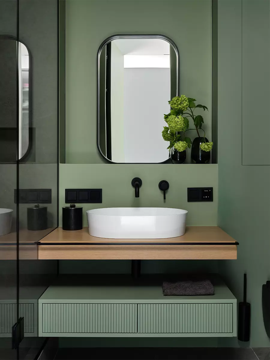 Функциональный интерьер с глубокими зелеными акцентами — проект студии MAD ABOUT INTERIOR