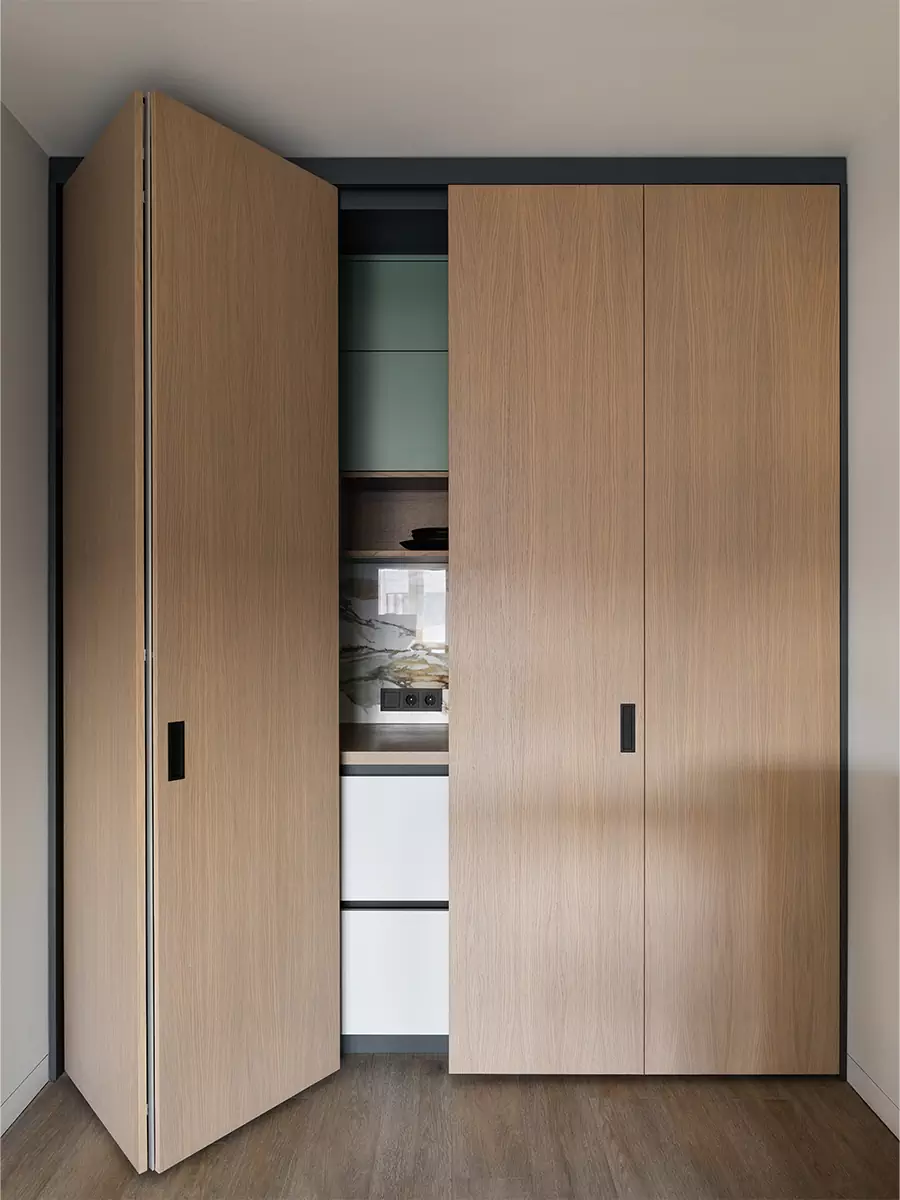 Функциональный интерьер с глубокими зелеными акцентами — проект студии MAD ABOUT INTERIOR