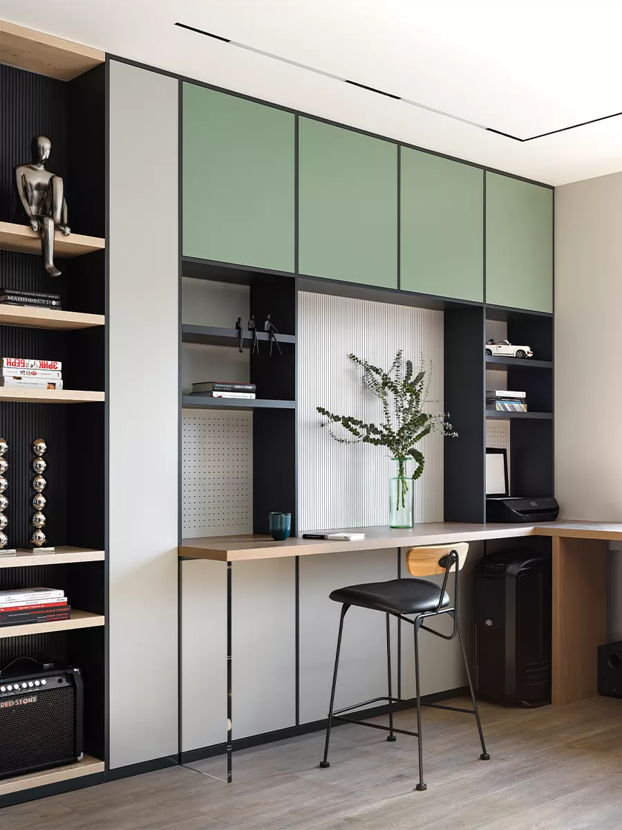 Функциональный интерьер с глубокими зелеными акцентами — проект студии MAD ABOUT INTERIOR