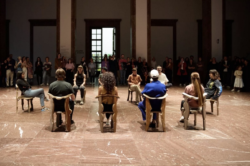 В Haus der Kunst открылась выставка стульев Мартино Гампера