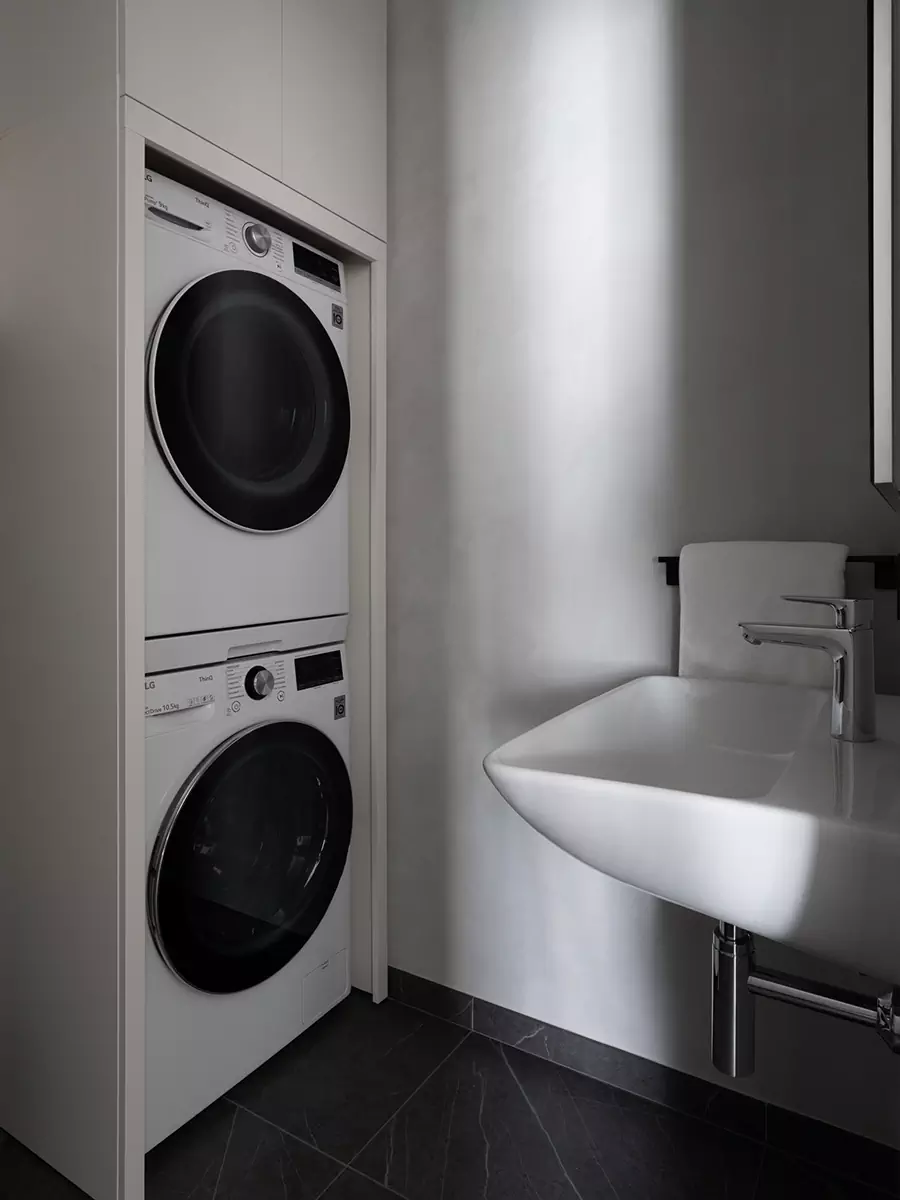 Монохромный интерьер квартиры с эффектным камином в гостиной — проект Яны Родзевич