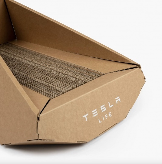 Tesla продает картонную лежанку для кошек