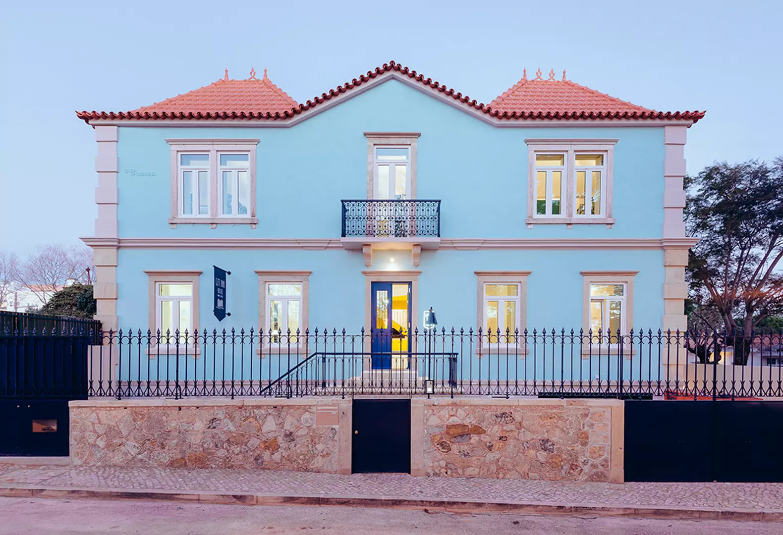 Хостел в бывшем семейном коттедже, Кашкайш, Проект Aurora Arquitectos и Furo. Фото: Do Mal o Menos