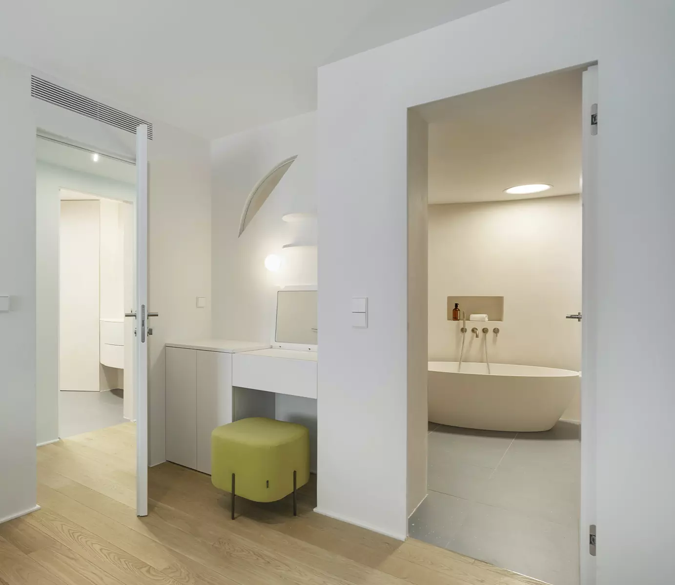 Аквамариновые акценты в интерьере квартиры с приморской атмосферой — проект Laura Ortín Arquitectura