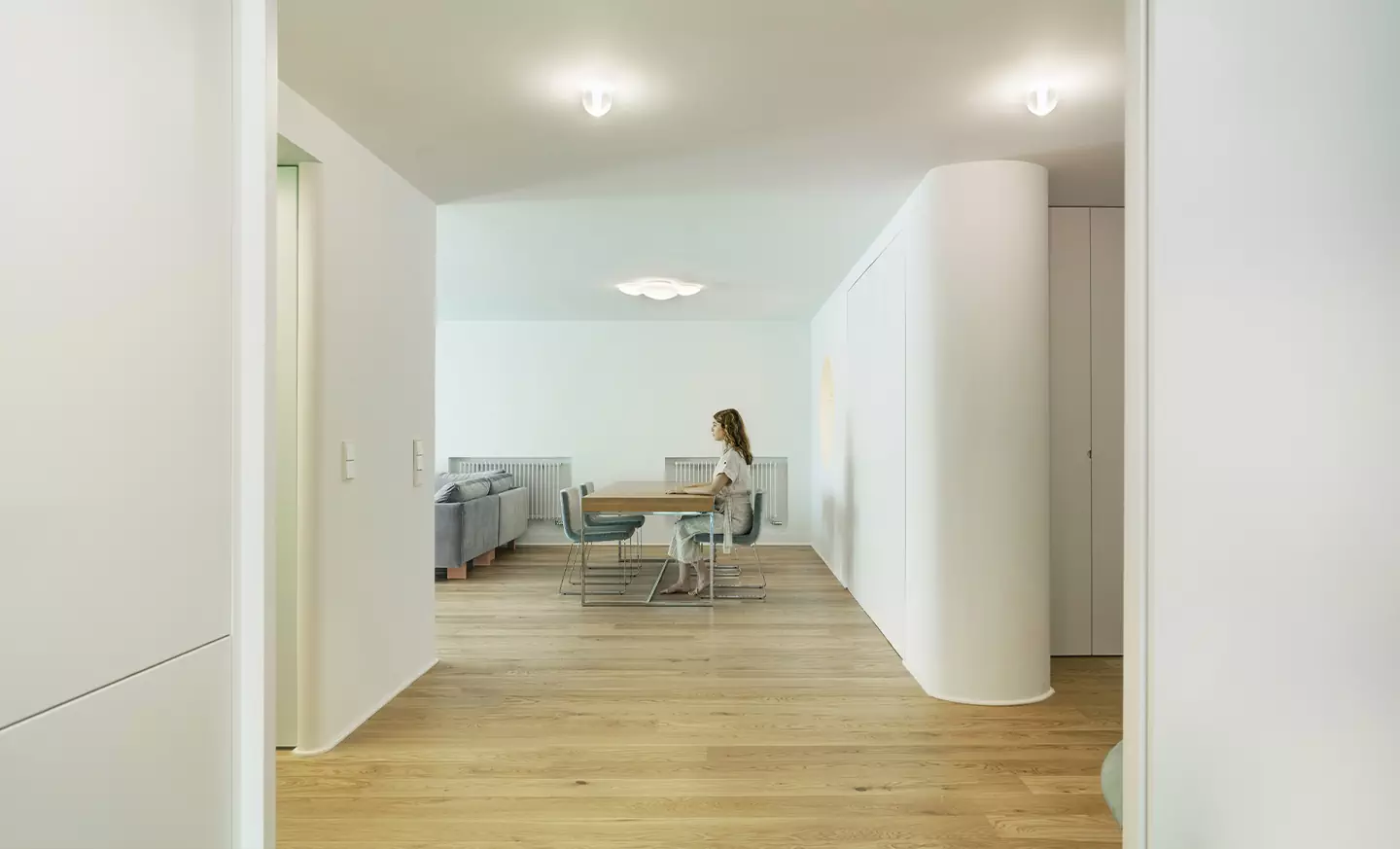 Аквамариновые акценты в интерьере квартиры с приморской атмосферой — проект Laura Ortín Arquitectura