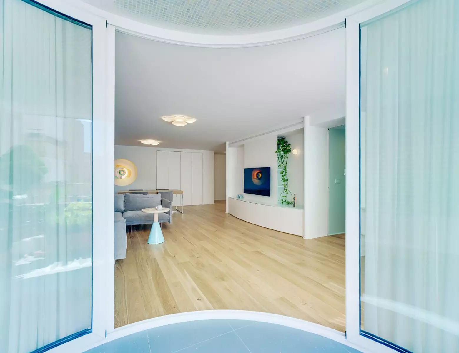 Аквамариновые акценты в интерьере квартиры с приморской атмосферой — проект Laura Ortín Arquitectura