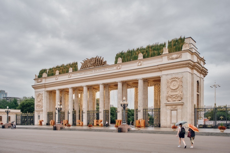 На арке Главного входа в Парк Горького установили праздничную инсталляцию