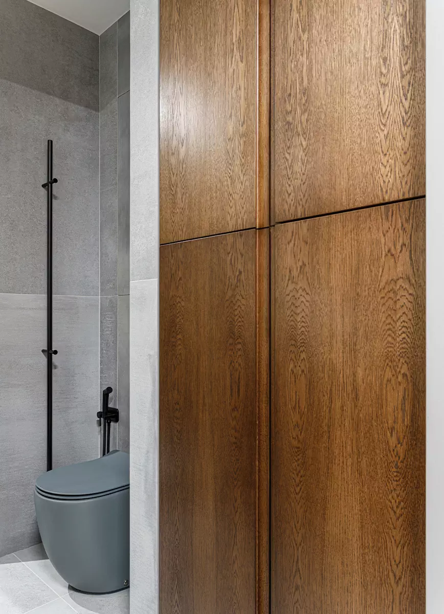 Уютный интерьер квартиры с акцентной стеной в ванной комнате — проект Brimmer Design Buro