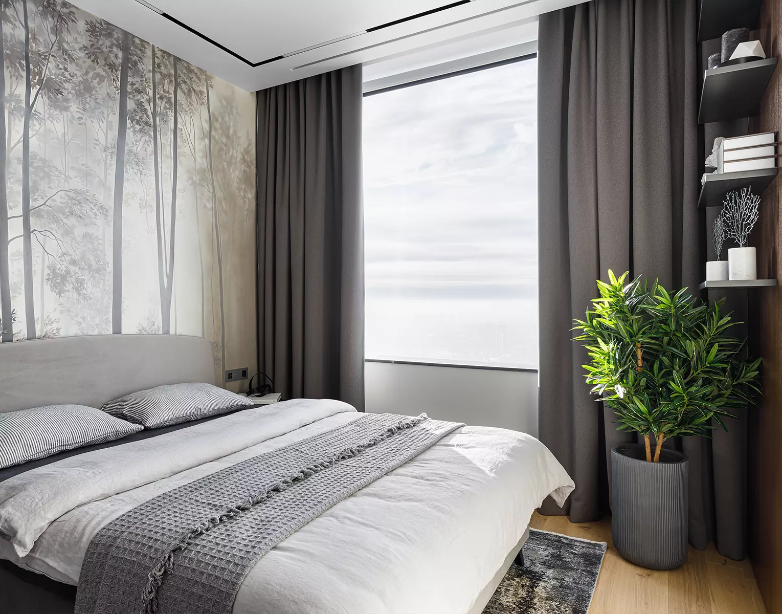 Уютный интерьер квартиры с акцентной стеной в ванной комнате — проект Brimmer Design Buro