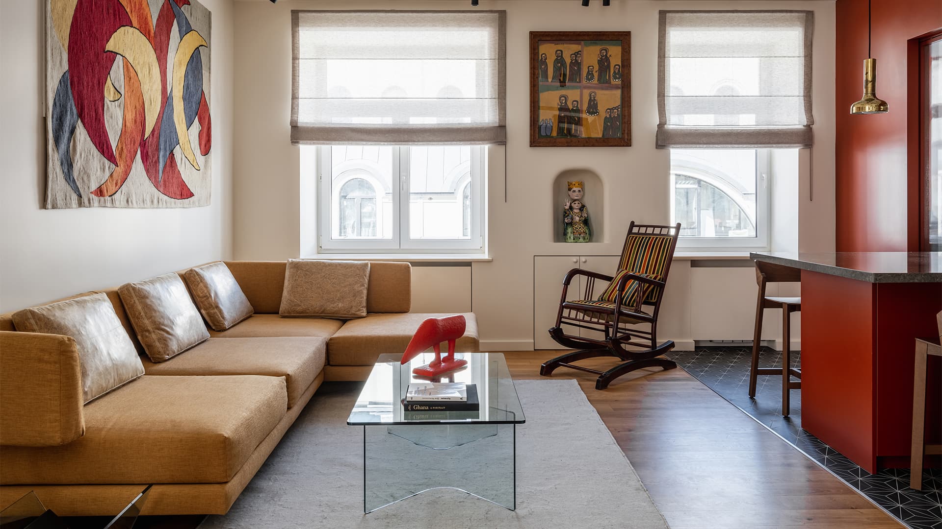 Модернистский интерьер квартиры с винтажными деталями — проект Architectural Studio RE