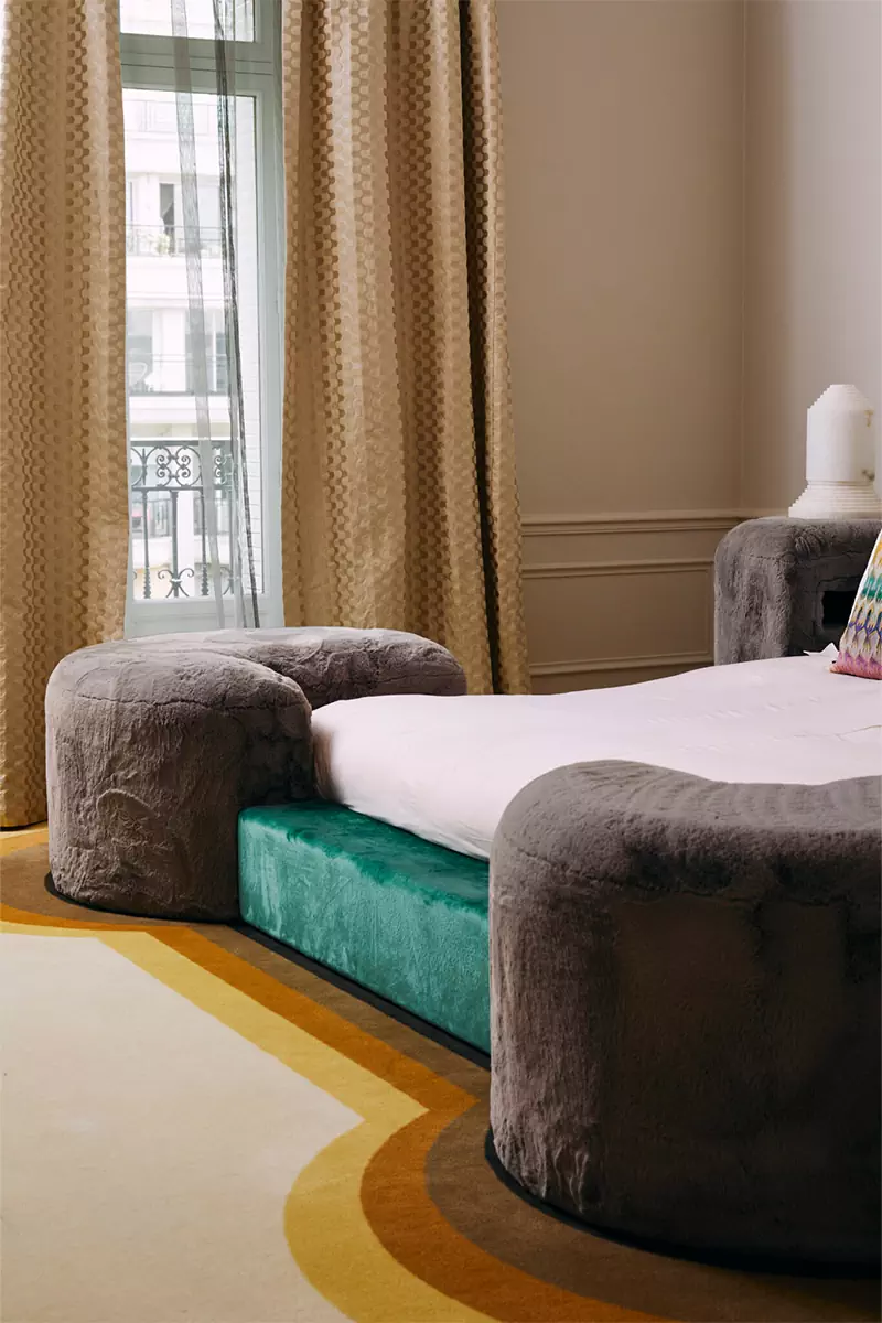 Буйство красок в интерьере парижской квартиры для двух ювелиров — проект коллектива Uchronia