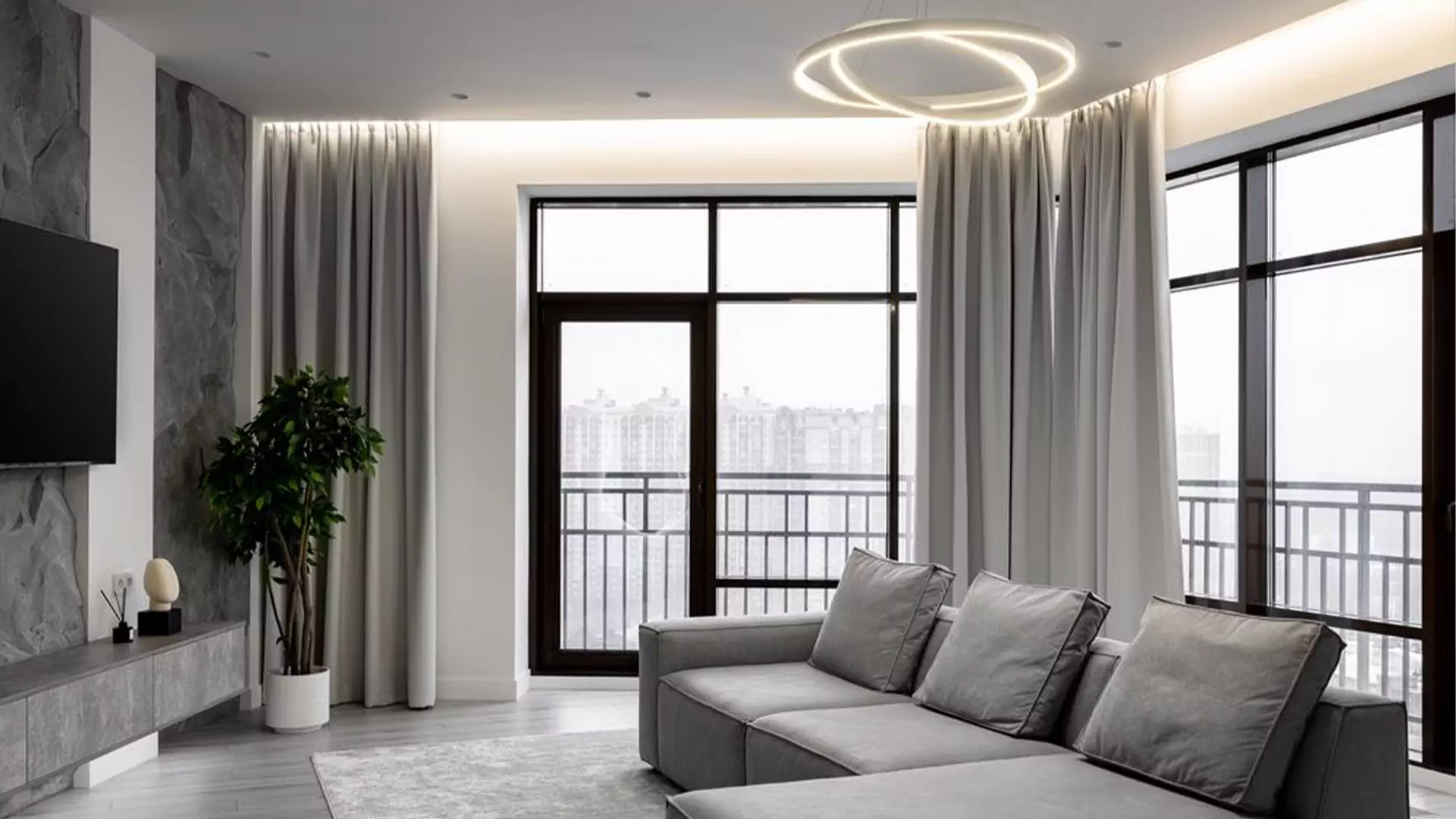 Монохромный интерьер квартиры с акцентной стеной в гостиной — проект Marble Design Studio