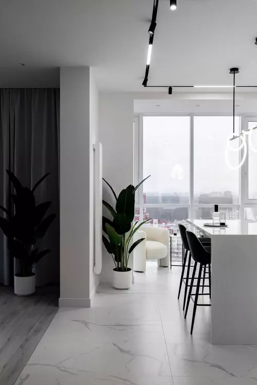 Монохромный интерьер квартиры с акцентной стеной в гостиной — проект Marble Design Studio