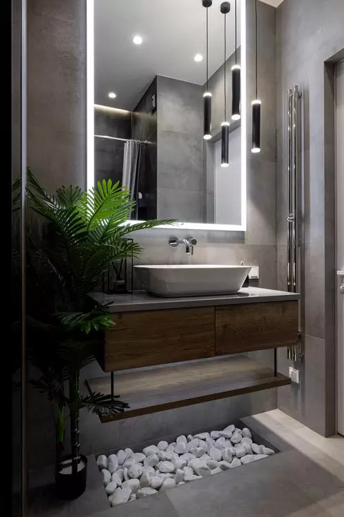 Монохромный интерьер квартиры с акцентной стеной в гостиной — проект Marble Design Studio