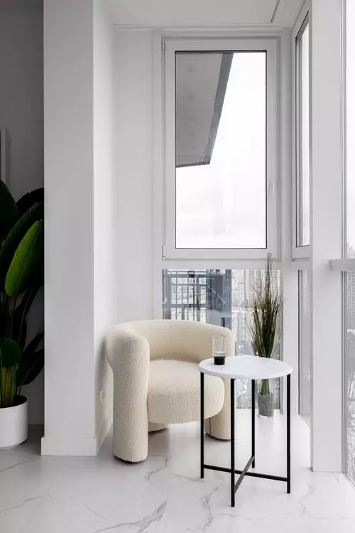 Монохромный интерьер квартиры с акцентной стеной в гостиной — проект Marble Design Studio