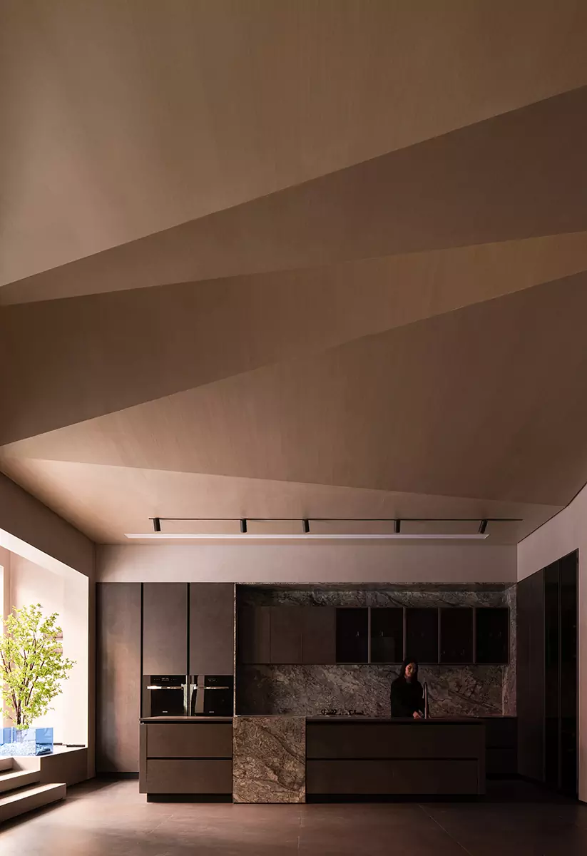 Ломаные линии и сложная геометрия в интерьере выставочного зала в Китае — проект Topway Space Design