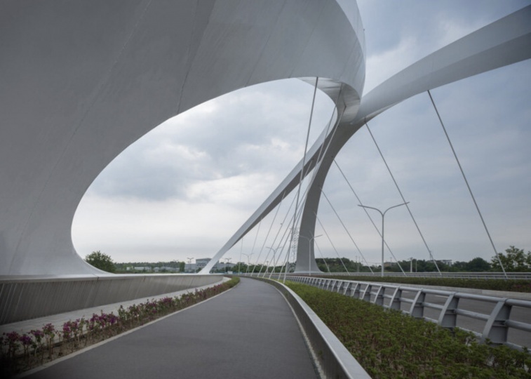 В Чэнду построили первый из серии мостов по проекту Zaha Hadid Architects