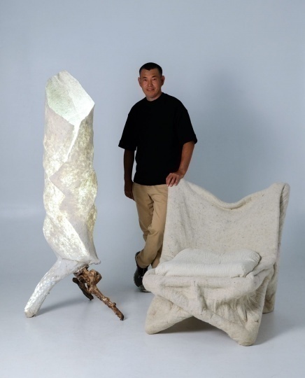 Даник Удербеков представил два новых предмета мебели