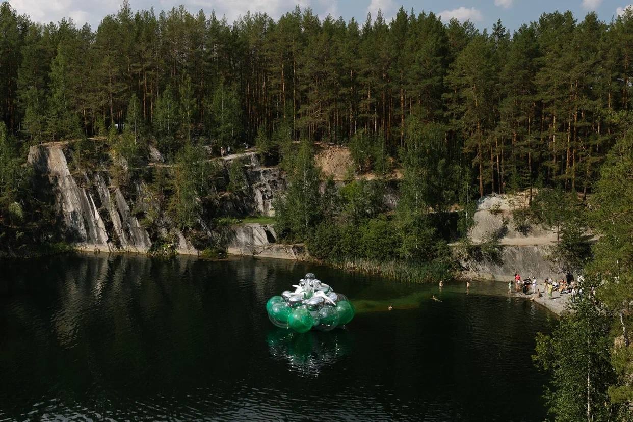 Художница Саша Фролова создала работу на поверхности озера Тальков Камень