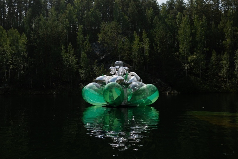 Художница Саша Фролова создала работу на поверхности озера Тальков Камень