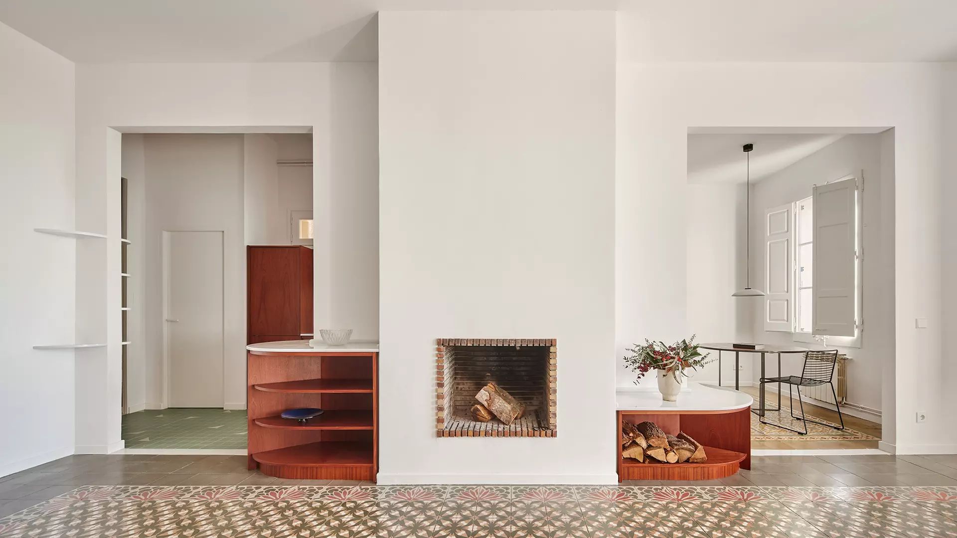 Двухцветный интерьер модернистской квартиры в Испании — проект Cierto Estudio