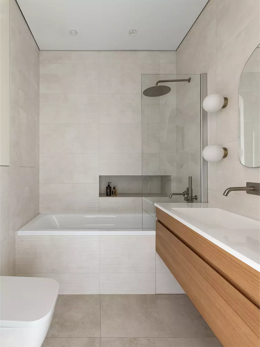 Теплая древесина и графичные детали в интерьере квартиры под мансардной крышей — проект Екатерины Шиловой