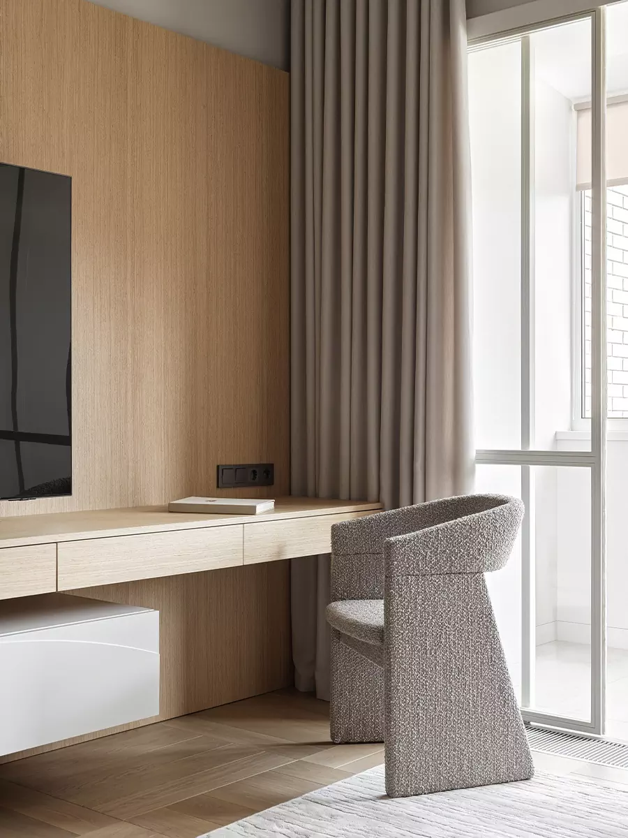 Теплая древесина и графичные детали в интерьере квартиры под мансардной крышей — проект Екатерины Шиловой