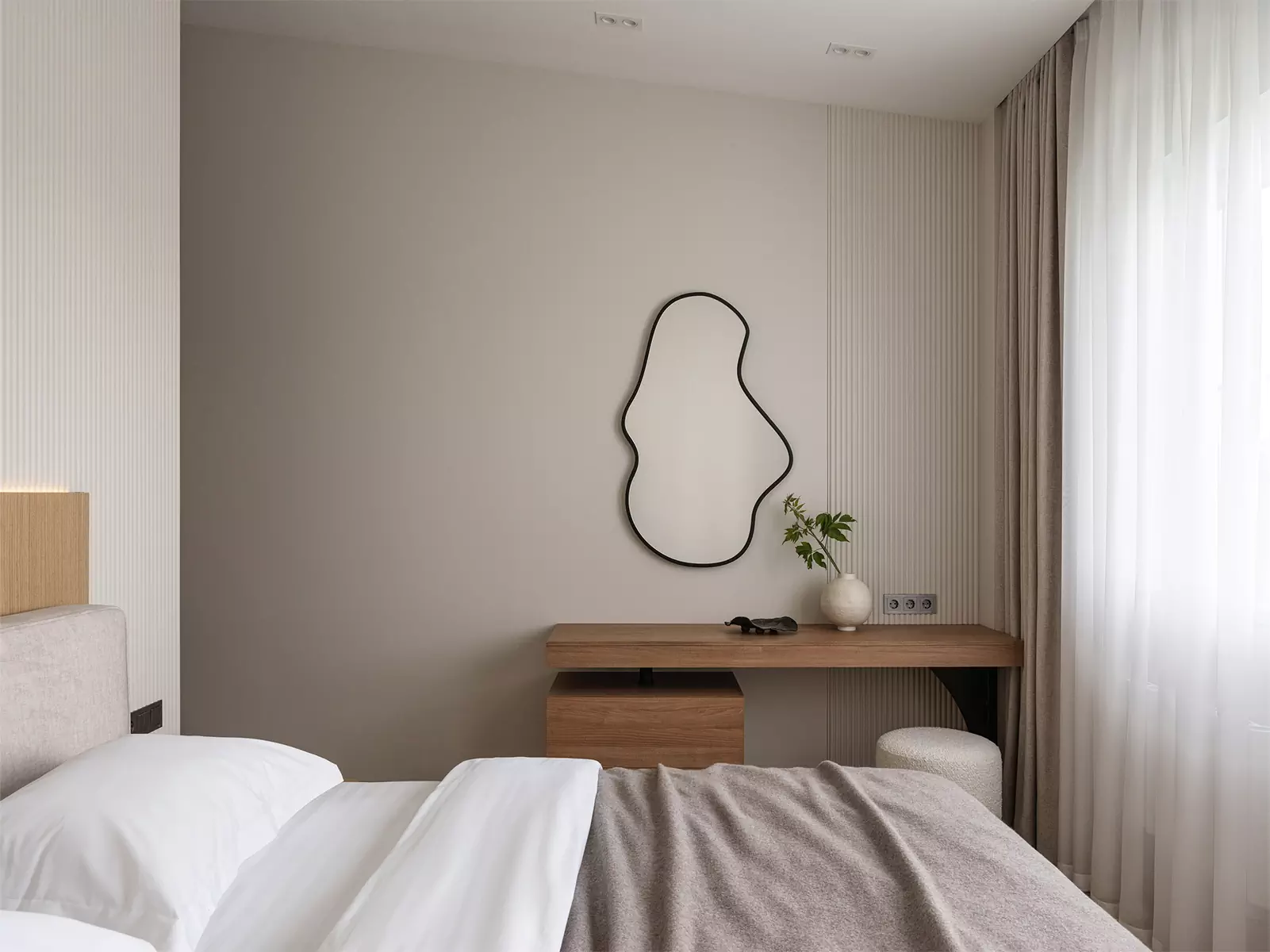 Теплая древесина и графичные детали в интерьере квартиры под мансардной крышей — проект Екатерины Шиловой