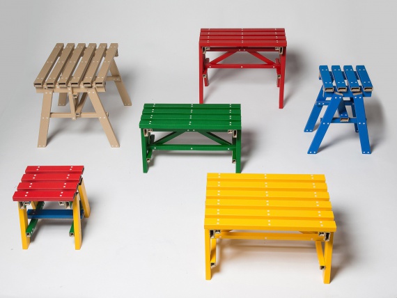 Дизайнеры студии PESI сделали коллекцию складных столов из картона
