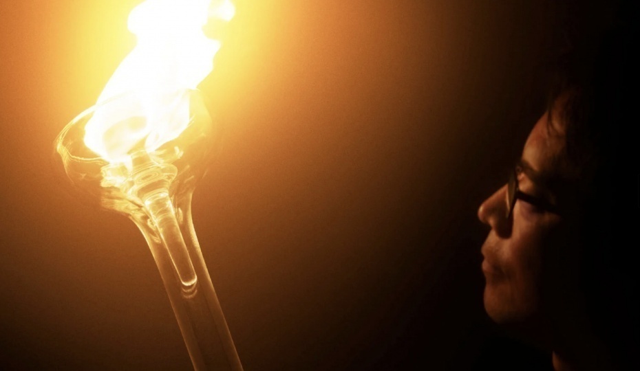 Токудзин Ёсиока создал стеклянный факел для спортивного фестиваля в Японии