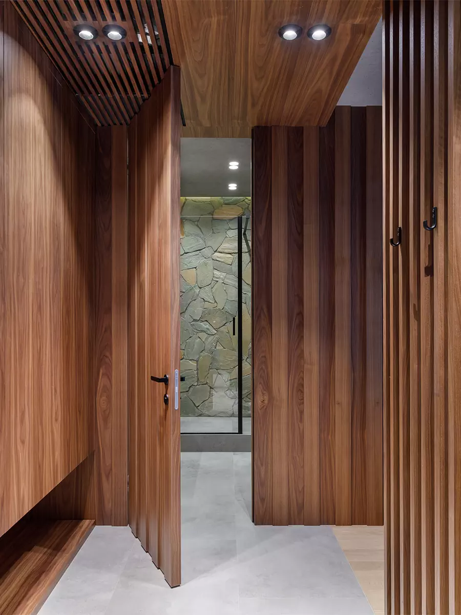 Акценты из природного камня в брутальном интерьере для холостяка — проект QUADRUM Studio