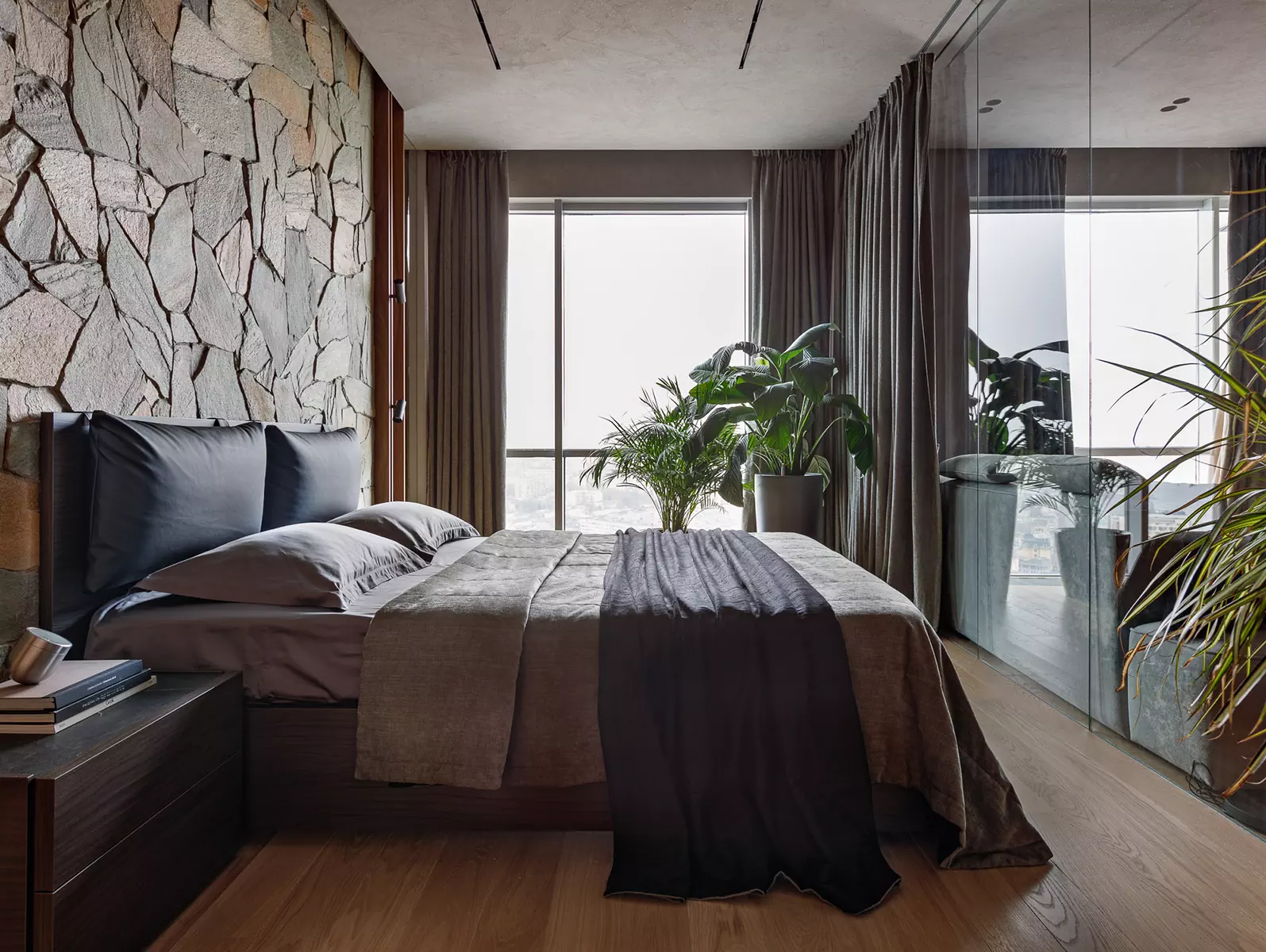 Акценты из природного камня в брутальном интерьере для холостяка — проект QUADRUM Studio