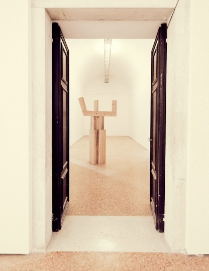 Деревянные объекты Алвару Сиза Виейра на Архитектурной биеннале в Венеции