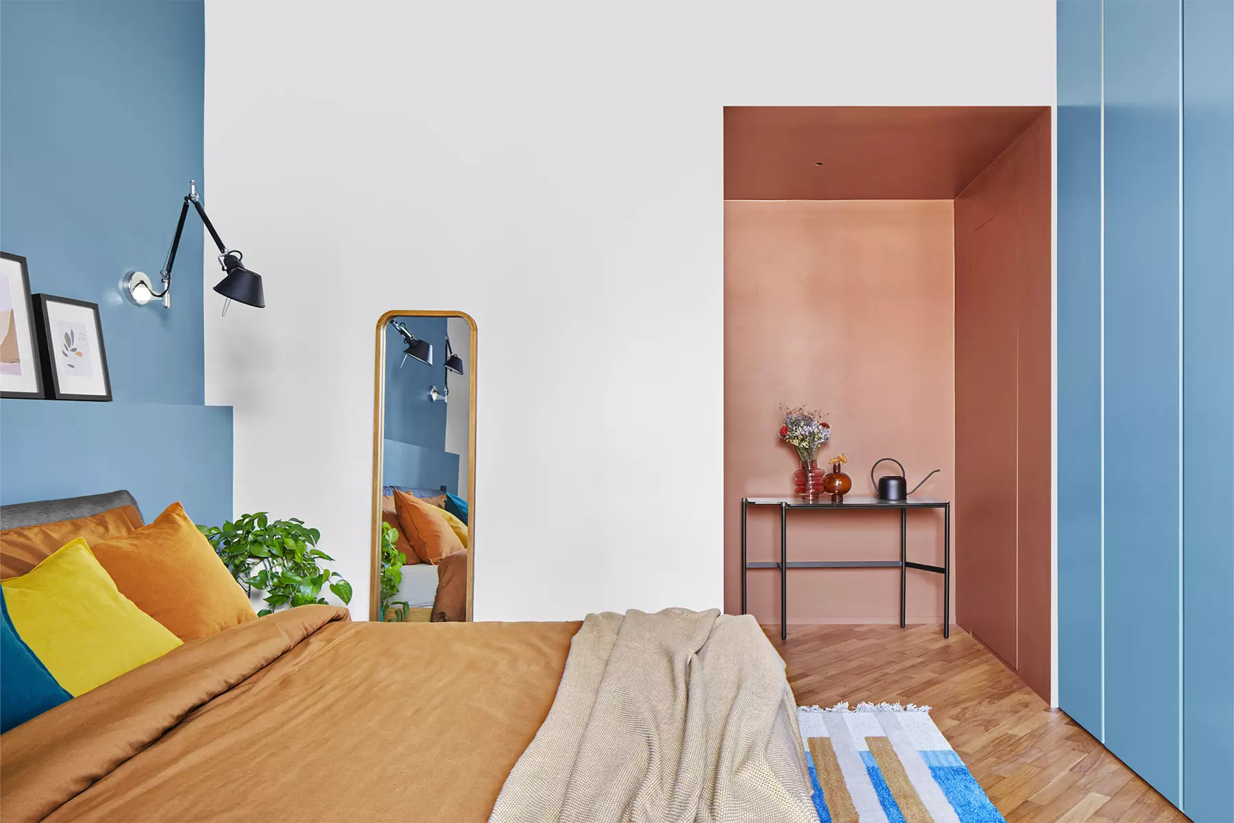 Интерьер в стиле ретро с яркими стенами и акцентной кухней — проект Chromastudio