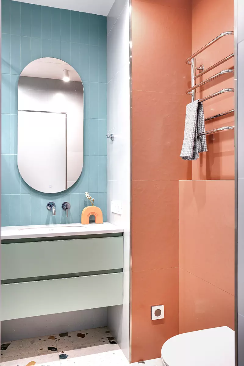 Вкрапления цвета в интерьере квартиры для семьи с тремя детьми — проект Ксении Харламовой