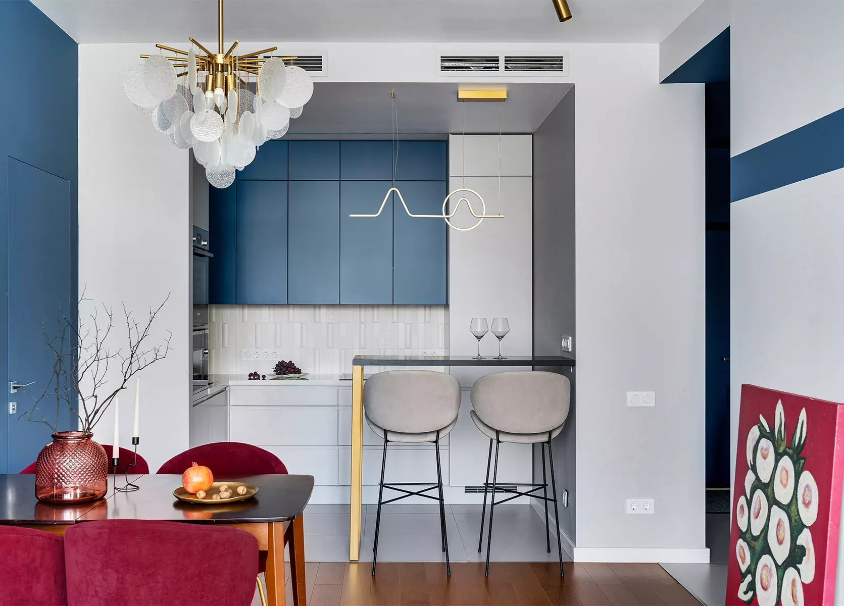 Вкрапления цвета в интерьере квартиры для семьи с тремя детьми — проект Ксении Харламовой