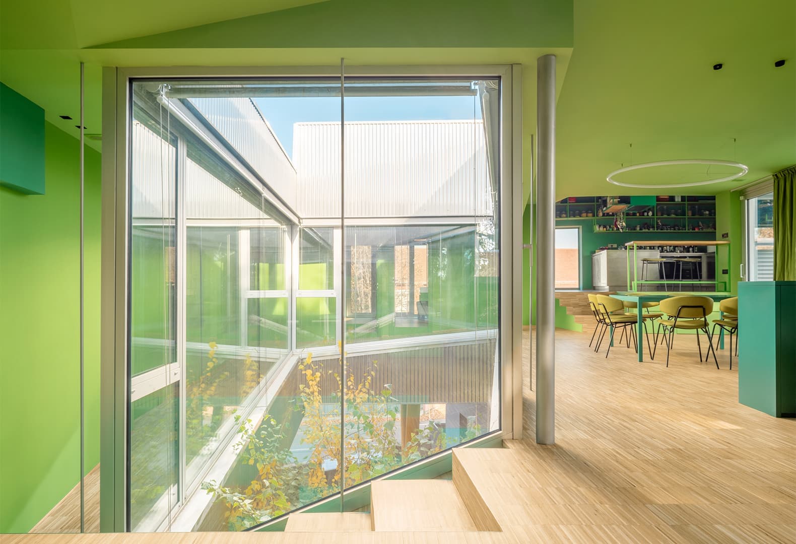 Игра с гравитацией: дом «на ножках» по проекту ELASTICOFarm