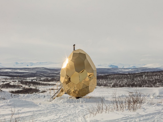 Шведские художники построили в Лапландии сауну в виде золотого яйца 