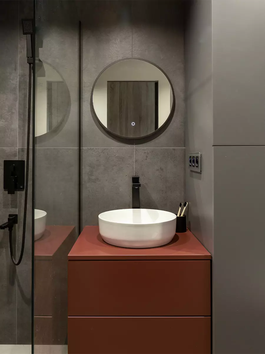 Выразительный интерьер небольшой квартиры с трехстворчатым окном — проект студии интерьерного дизайна URAL