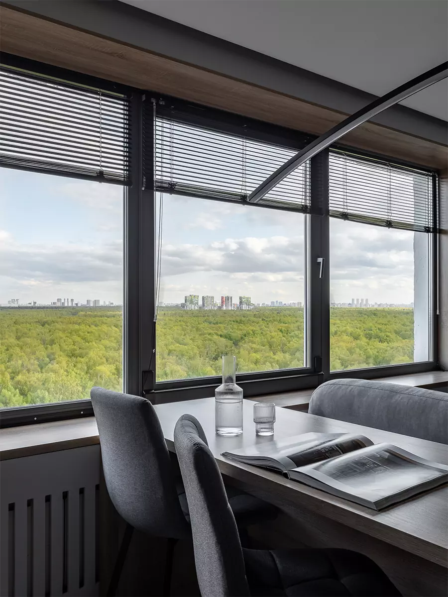 Выразительный интерьер небольшой квартиры с трехстворчатым окном — проект студии интерьерного дизайна URAL