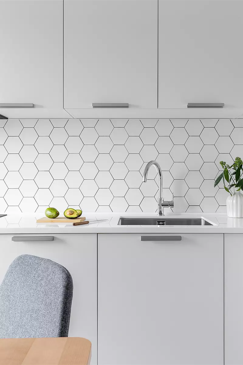 Воздушный интерьер, украшенный работами локальных художников — проект Евгении Мараськовой-Григорянц