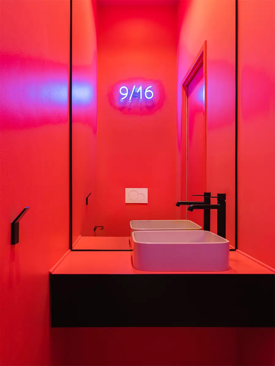 Интерьер парикмахерской, вдохновленный работами Рикардо Бофилла — проект студии Kovalev&Partners