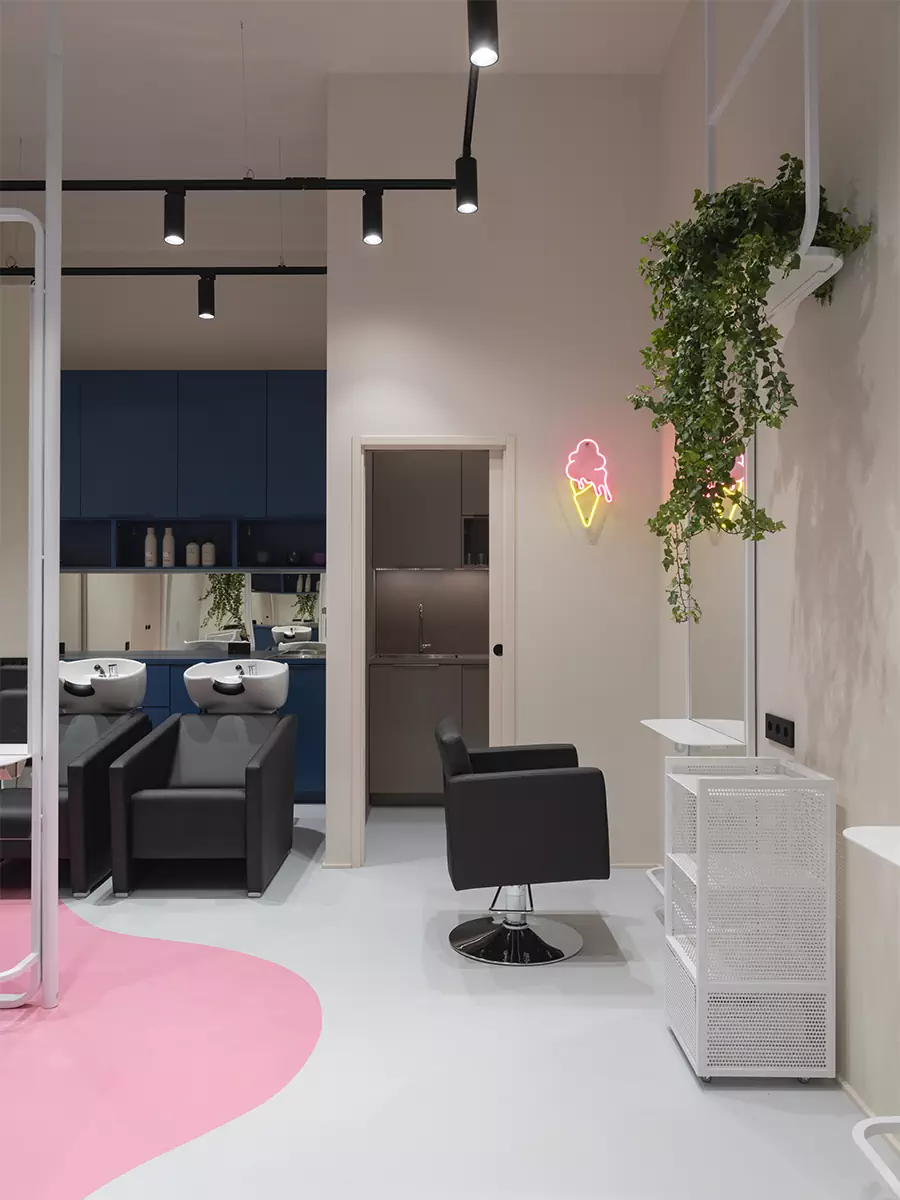 Интерьер парикмахерской, вдохновленный работами Рикардо Бофилла — проект студии Kovalev&Partners