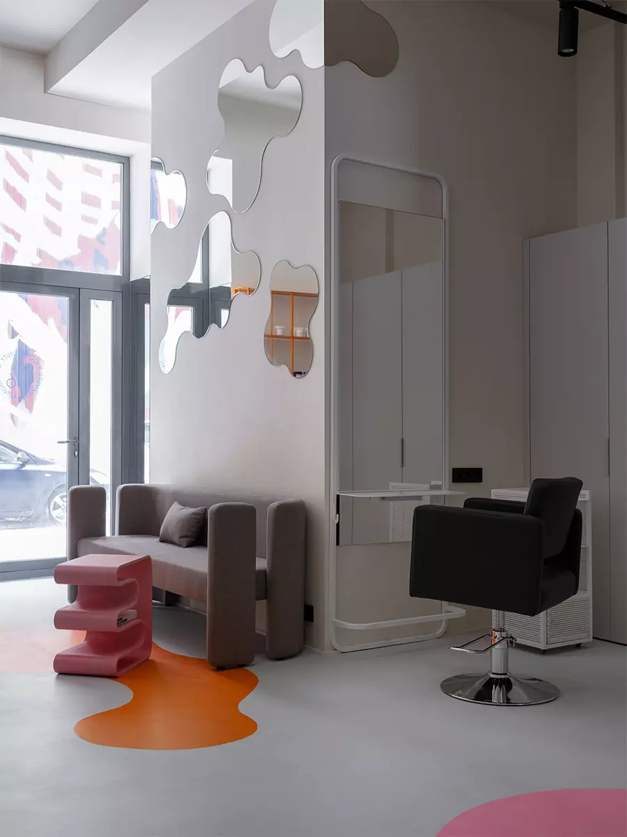 Интерьер парикмахерской, вдохновленный работами Рикардо Бофилла — проект студии Kovalev&Partners