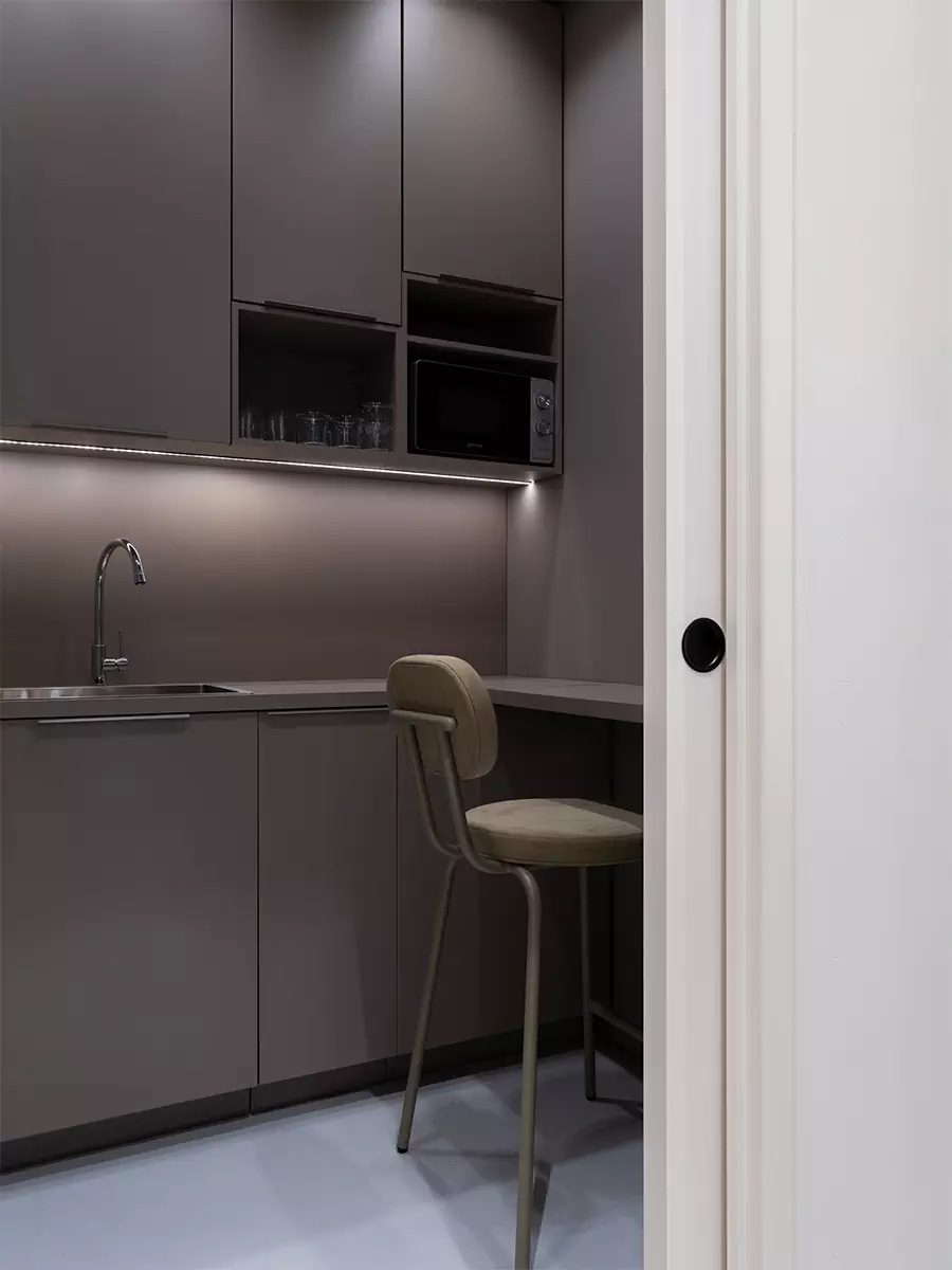 Интерьер парикмахерской, вдохновленный работами Рикардо Бофилла — проект студии Kovalev&Partners